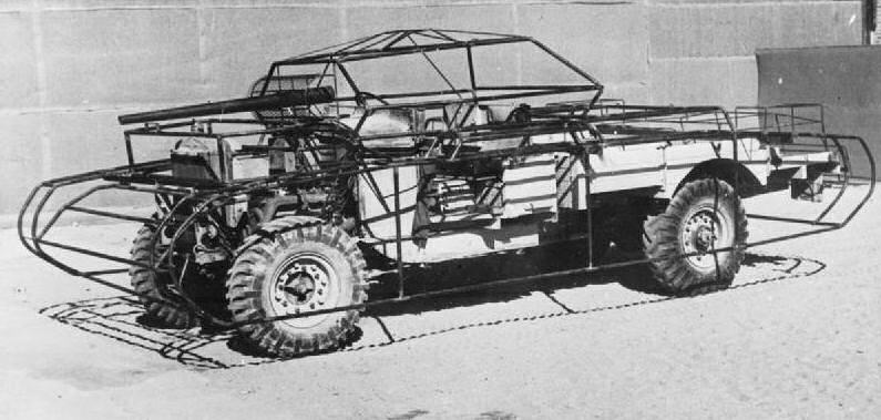 Panzerattrappe als Rahmen auf Geländewagen